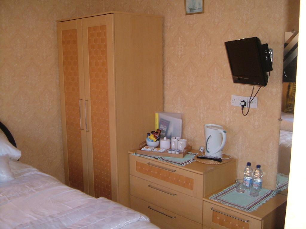 Tremains Guest House Bridgend  Kamer foto