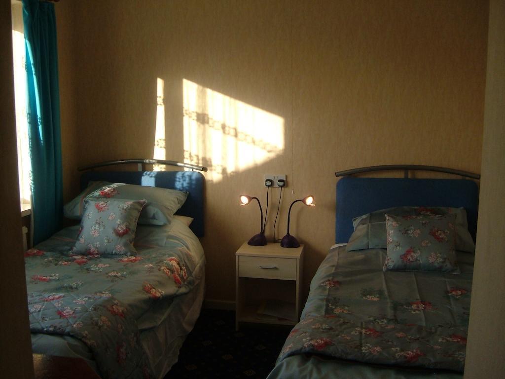 Tremains Guest House Bridgend  Kamer foto