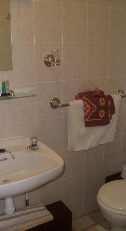 Tremains Guest House Bridgend  Buitenkant foto