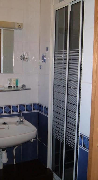 Tremains Guest House Bridgend  Buitenkant foto